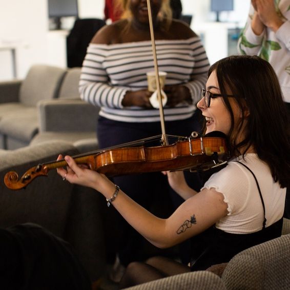 Woman in her 20s learns the fiddle