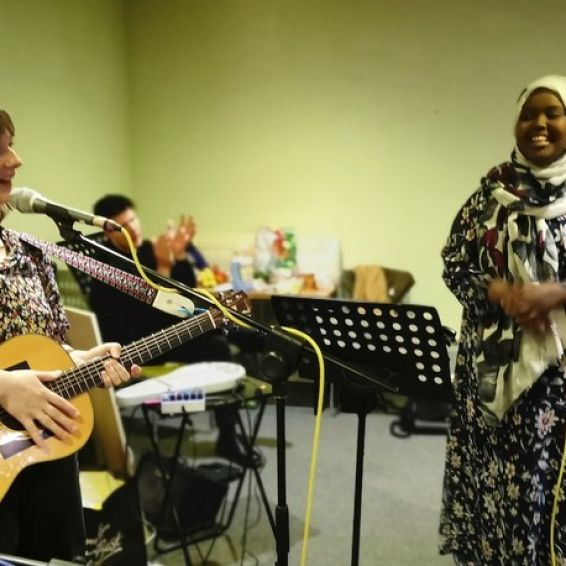 Singer and guitar player in rehearsals