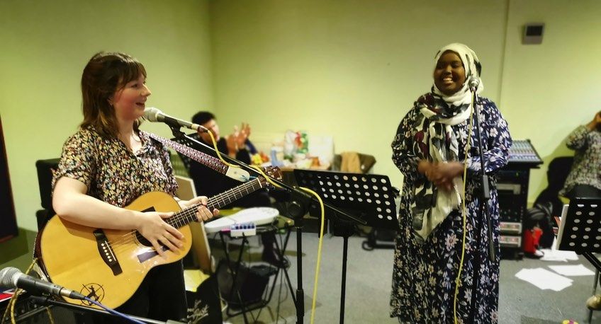 Singer and guitar player in rehearsals